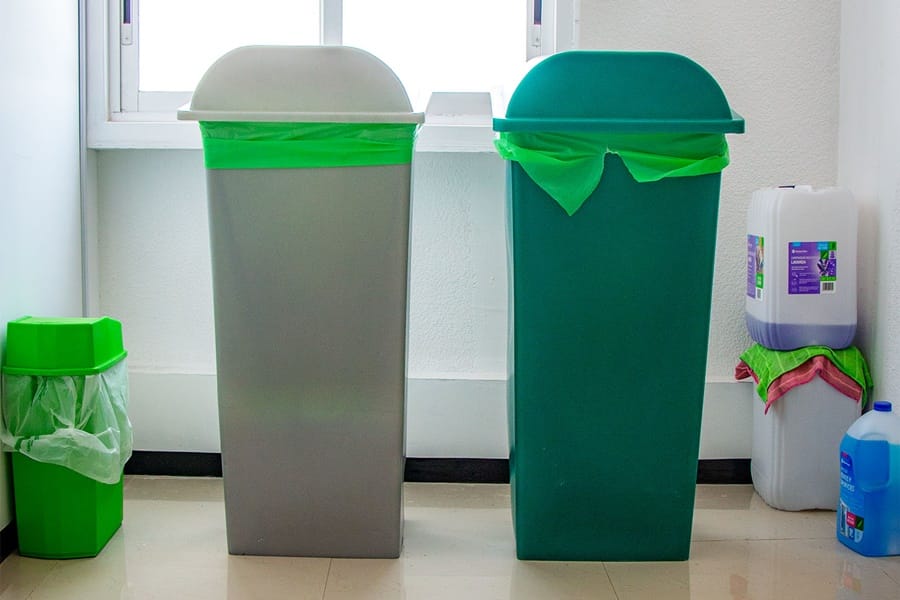 botes de basura de reciclaje